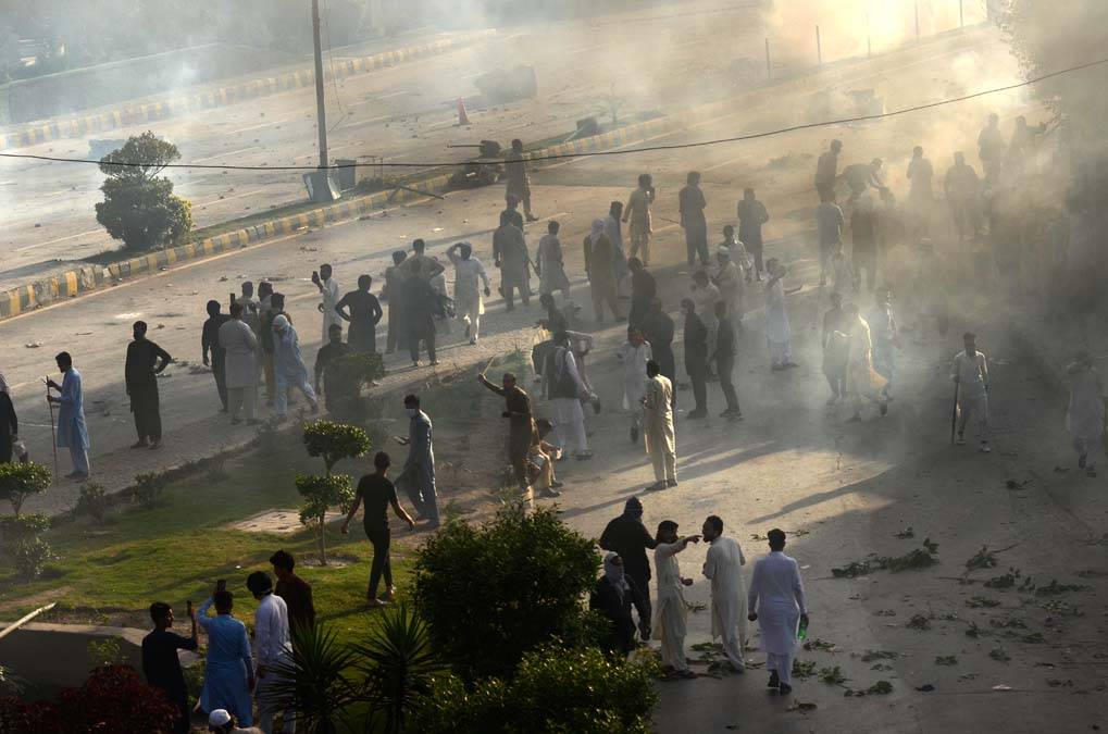 Pakistan'da İmran Han gerginliği artıyor: 5 ölü, 40 yaralı, bin gözaltı 9