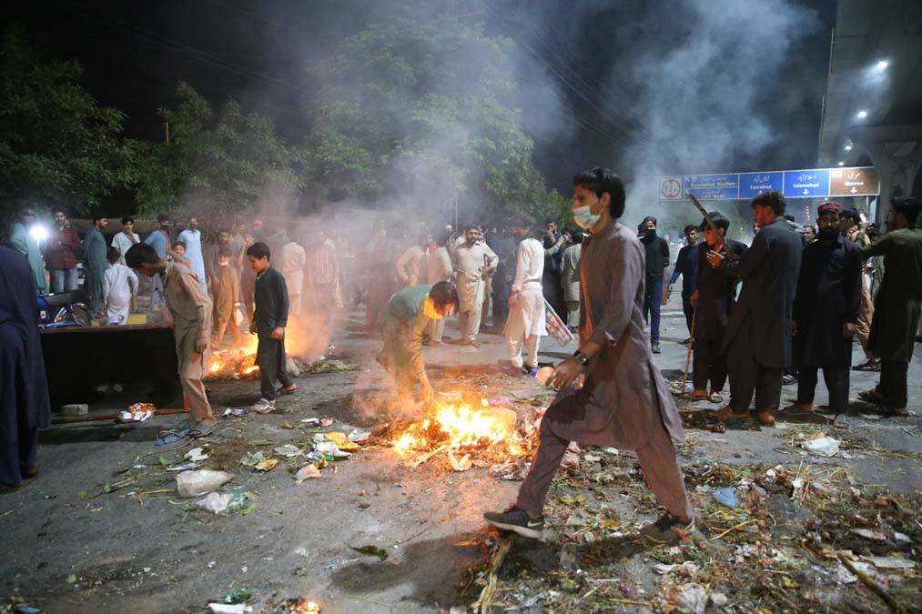 Pakistan'da İmran Han gerginliği artıyor: 5 ölü, 40 yaralı, bin gözaltı 7