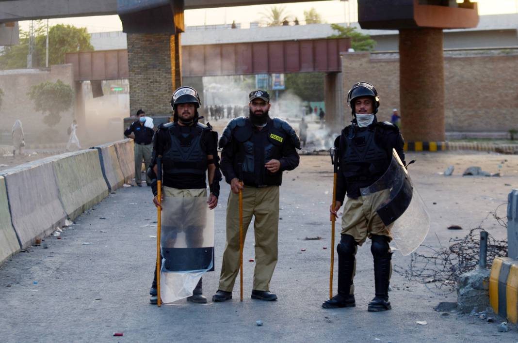 Pakistan'da 'İmran Han' ateşi büyüyor: 9 ölü, 300'e yakın yaralı 8