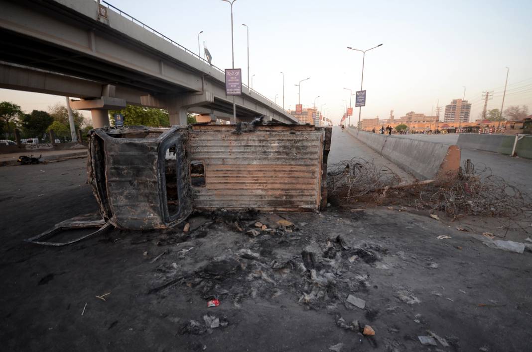 Pakistan'da 'İmran Han' ateşi büyüyor: 9 ölü, 300'e yakın yaralı 9