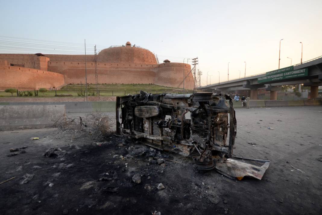 Pakistan'da 'İmran Han' ateşi büyüyor: 9 ölü, 300'e yakın yaralı 7