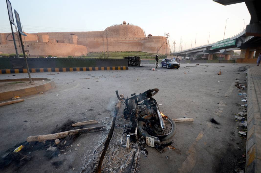 Pakistan'da 'İmran Han' ateşi büyüyor: 9 ölü, 300'e yakın yaralı 11