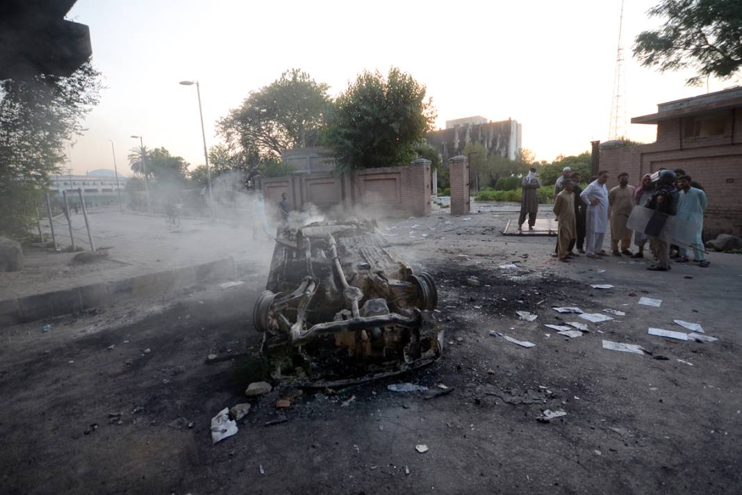 Pakistan'da 'İmran Han' ateşi büyüyor: 9 ölü, 300'e yakın yaralı 10