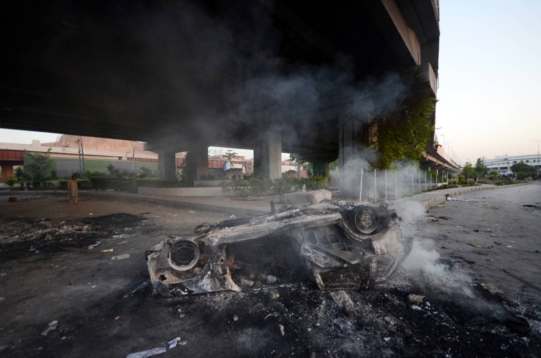 Pakistan'da 'İmran Han' ateşi büyüyor: 9 ölü, 300'e yakın yaralı 2