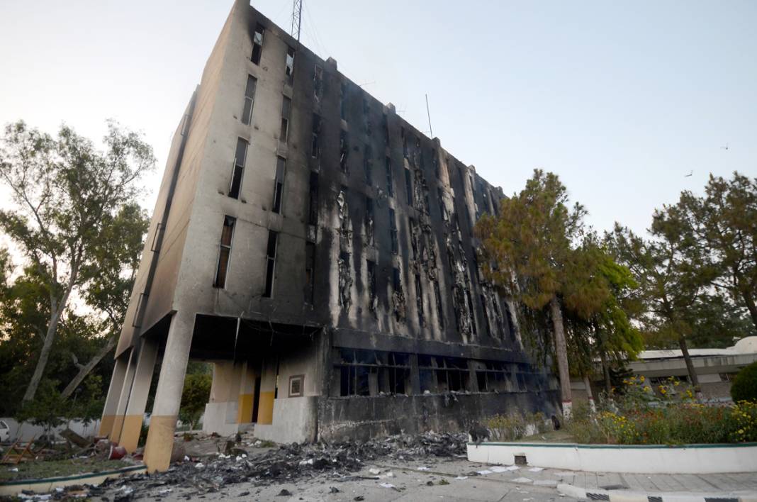 Pakistan'da 'İmran Han' ateşi büyüyor: 9 ölü, 300'e yakın yaralı 5