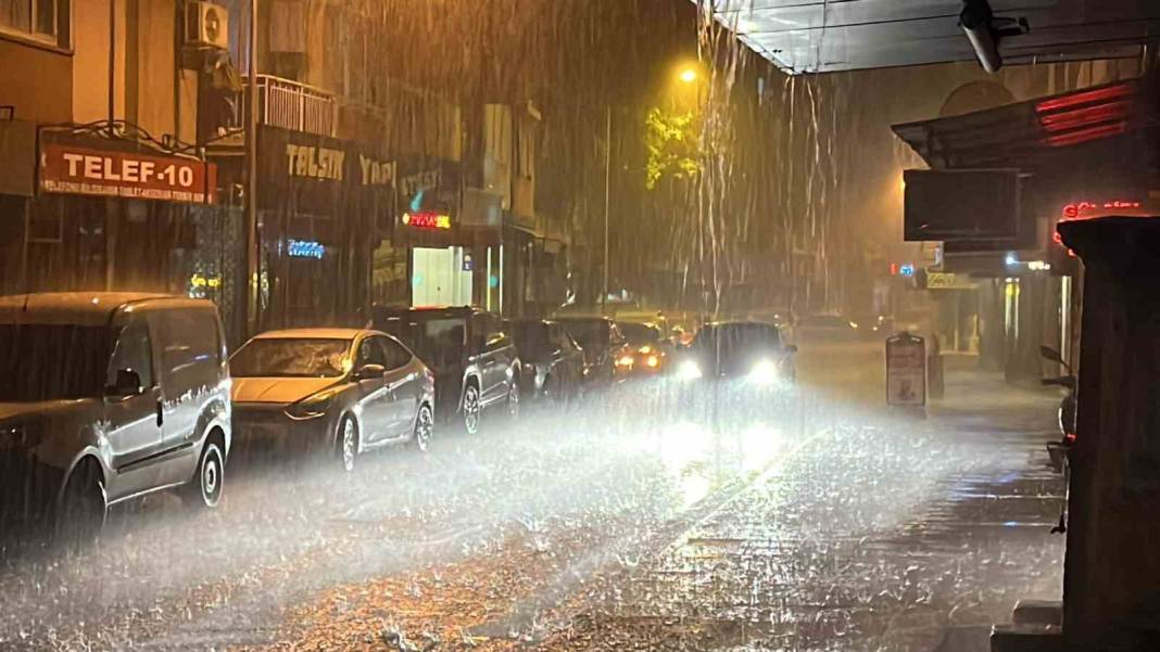 Balıkesir sular altında: 30 dakikada metrekareye 50 kilogram yağış düştü 13