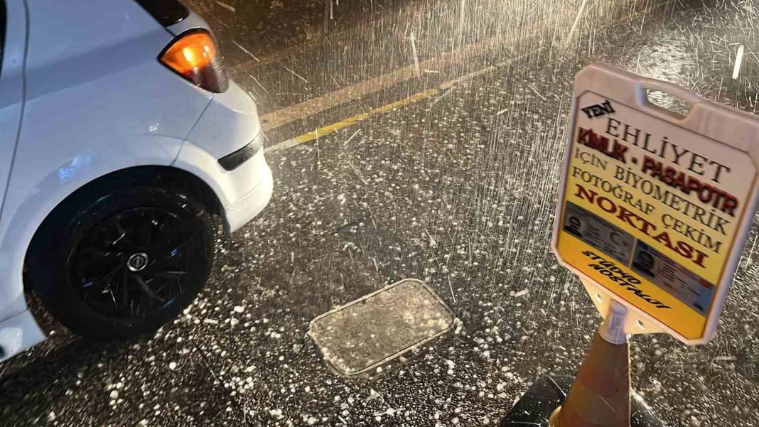 Balıkesir sular altında: 30 dakikada metrekareye 50 kilogram yağış düştü 11