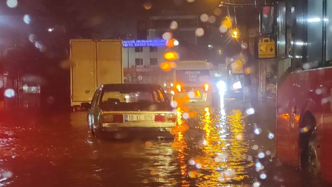 Balıkesir sular altında: 30 dakikada metrekareye 50 kilogram yağış düştü 14