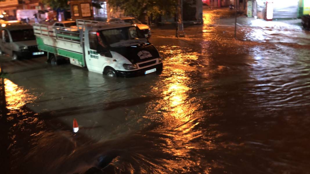 Balıkesir sular altında: 30 dakikada metrekareye 50 kilogram yağış düştü 9