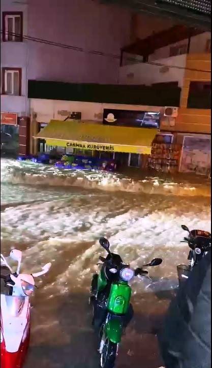 Balıkesir sular altında: 30 dakikada metrekareye 50 kilogram yağış düştü 8