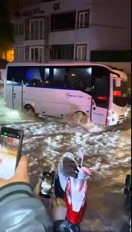 Balıkesir sular altında: 30 dakikada metrekareye 50 kilogram yağış düştü 7