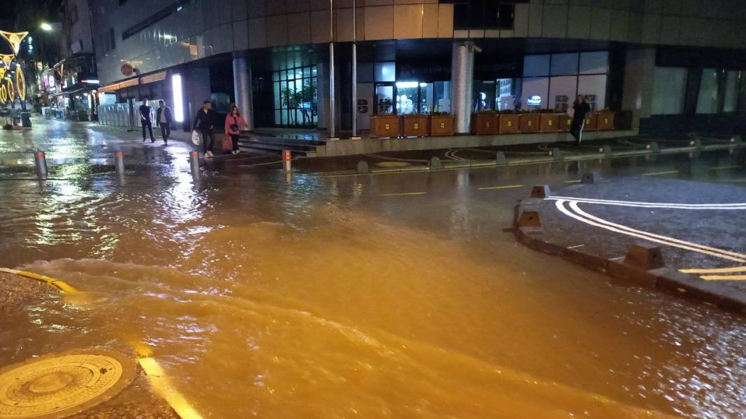 Balıkesir sular altında: 30 dakikada metrekareye 50 kilogram yağış düştü 3