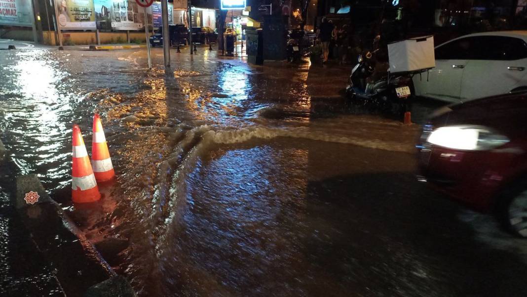 Balıkesir sular altında: 30 dakikada metrekareye 50 kilogram yağış düştü 4