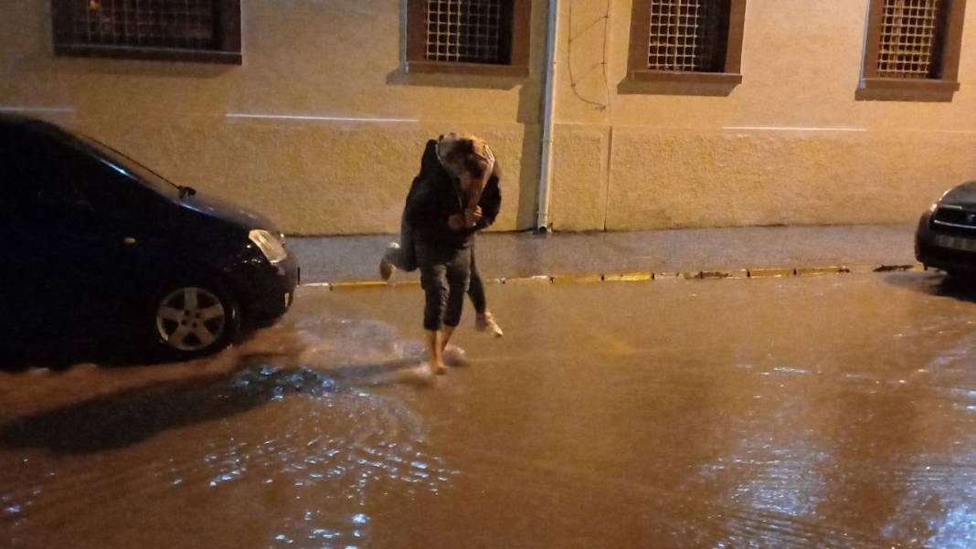 Balıkesir sular altında: 30 dakikada metrekareye 50 kilogram yağış düştü 2