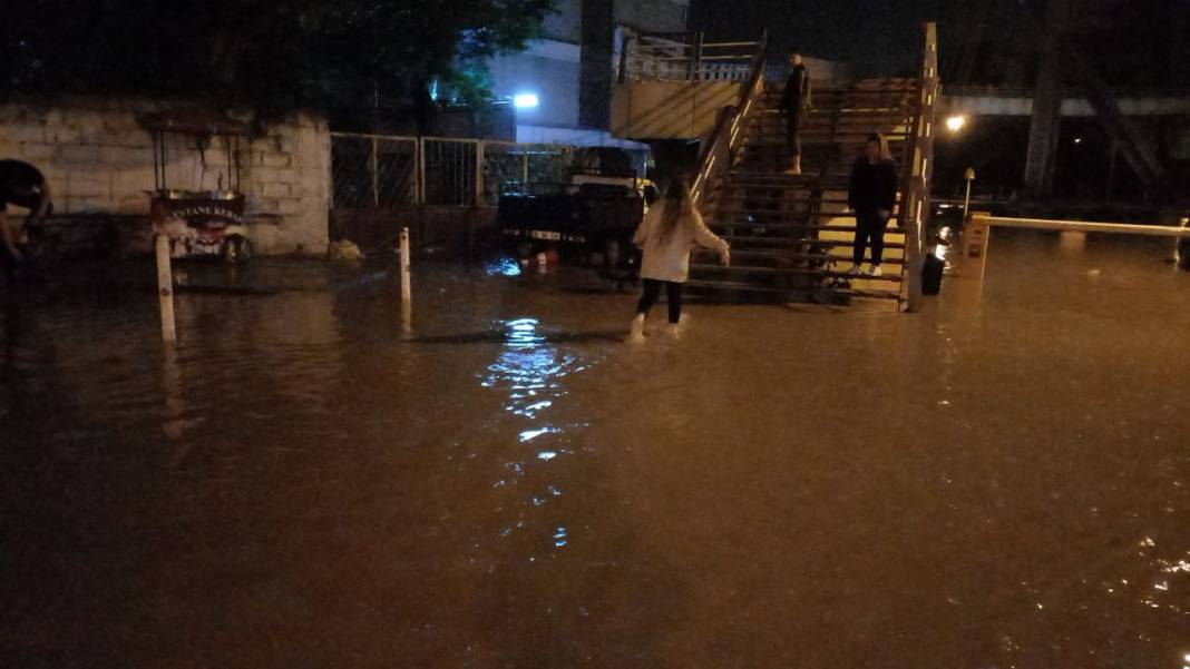 Balıkesir sular altında: 30 dakikada metrekareye 50 kilogram yağış düştü 6
