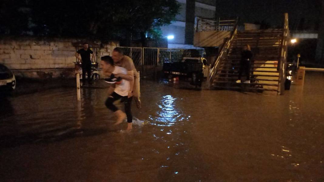 Balıkesir sular altında: 30 dakikada metrekareye 50 kilogram yağış düştü 5
