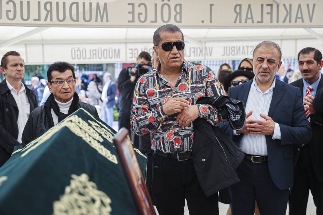 Usta sanatçı Nuri Sesigüzel'e son görev: Sanatçı Selahattin Alpay gözyaşlarına boğuldu 5