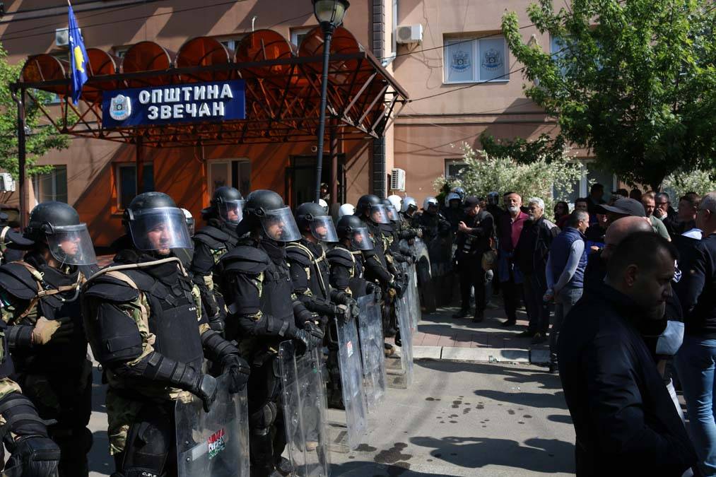 Kosova'da gerginlik devam ediyor: Sırplar ve NATO askerleri arasında çatışma 15