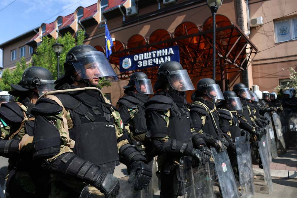 Kosova'da gerginlik devam ediyor: Sırplar ve NATO askerleri arasında çatışma 14