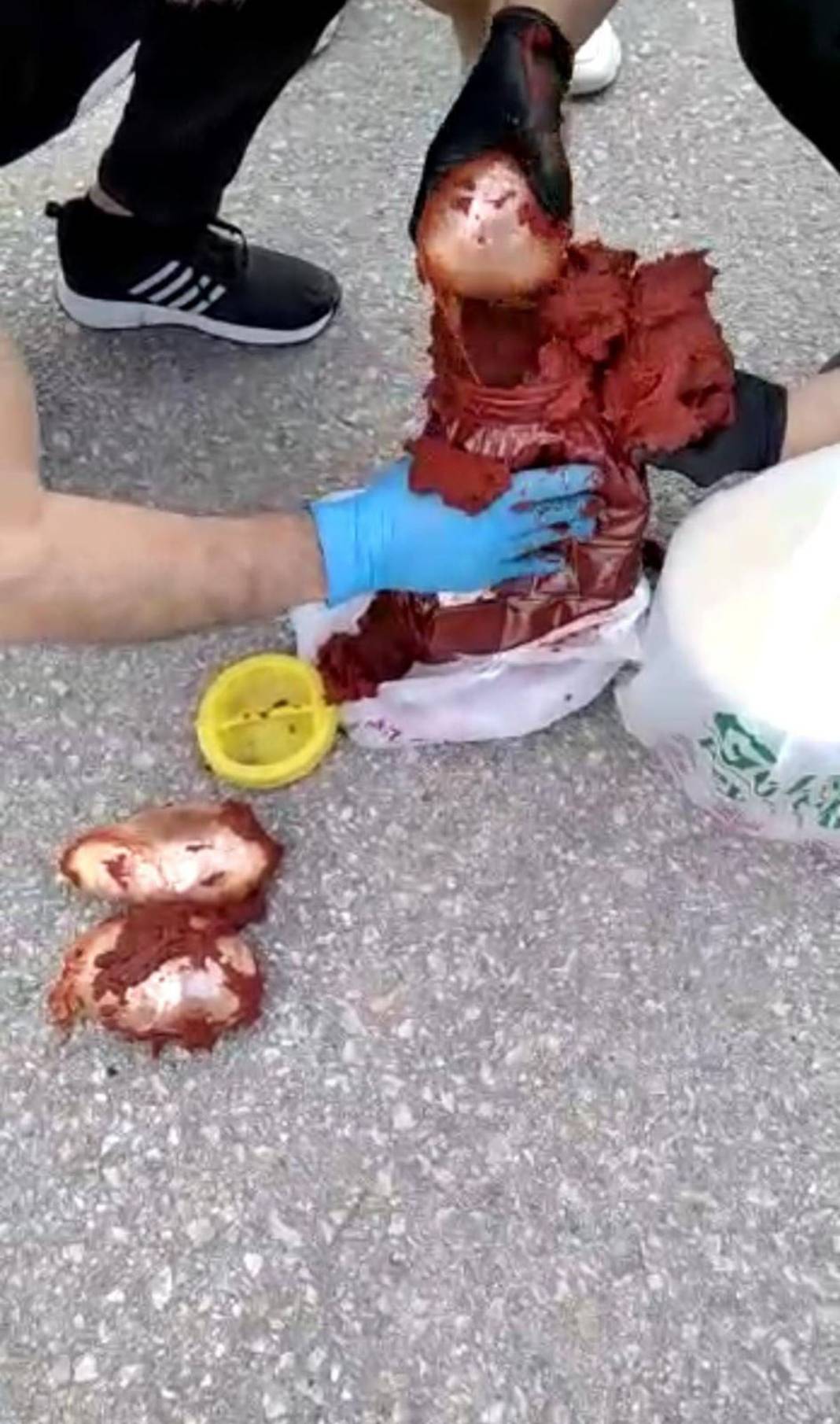 Salça bidonundan çıkanlar polisi bile şaşkına çevirdi! Herkes salça zannetti, gerçek başka çıktı 1