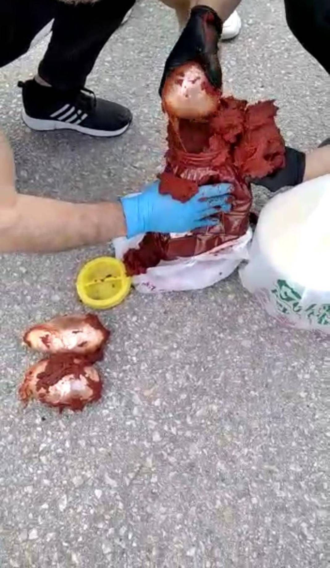 Salça bidonundan çıkanlar polisi bile şaşkına çevirdi! Herkes salça zannetti, gerçek başka çıktı 3