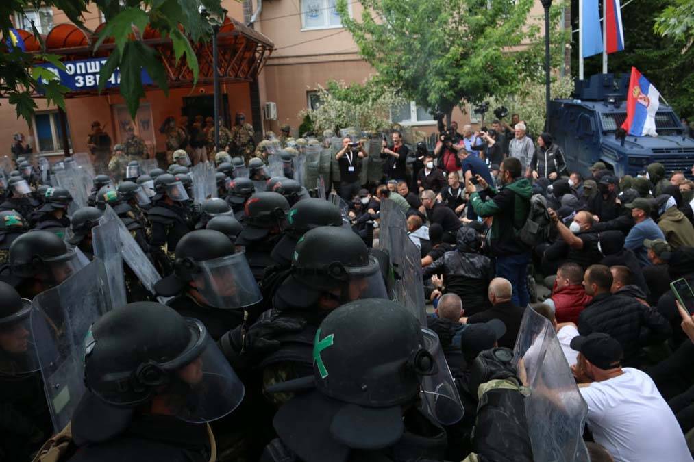 Kosova'da gerginlik devam ediyor: Sırplar ve NATO askerleri arasında çatışma 6