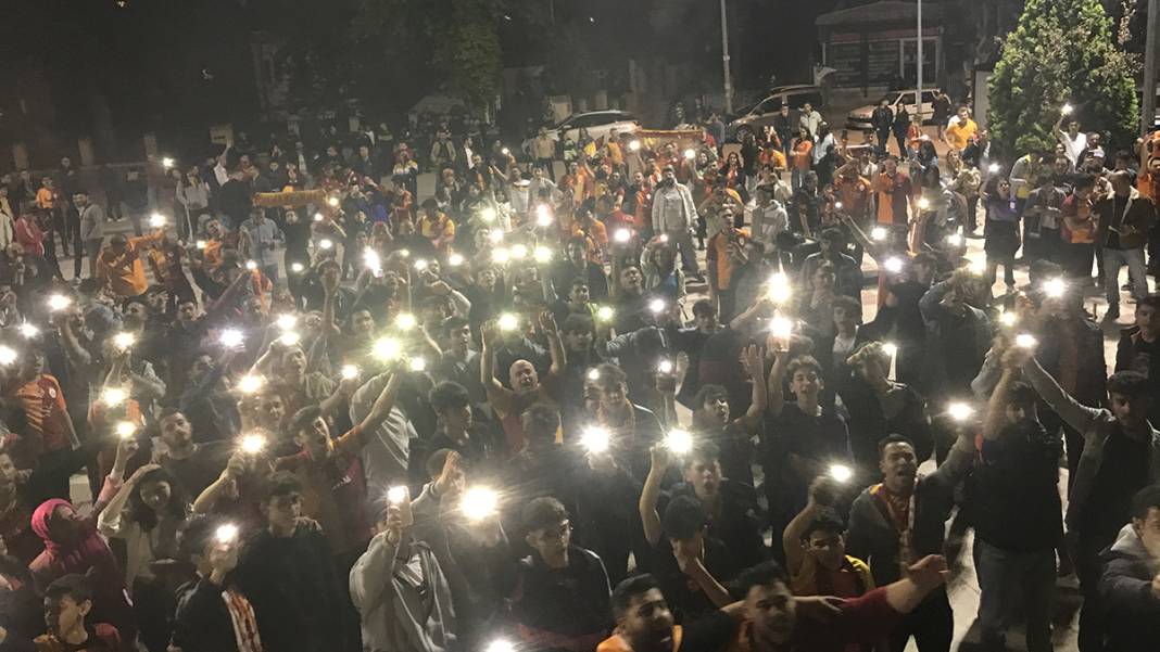 Sarı kırmızılılar sokağa döküldü: Türkiye'nin dört bir yanında coşkulu kutlama 1