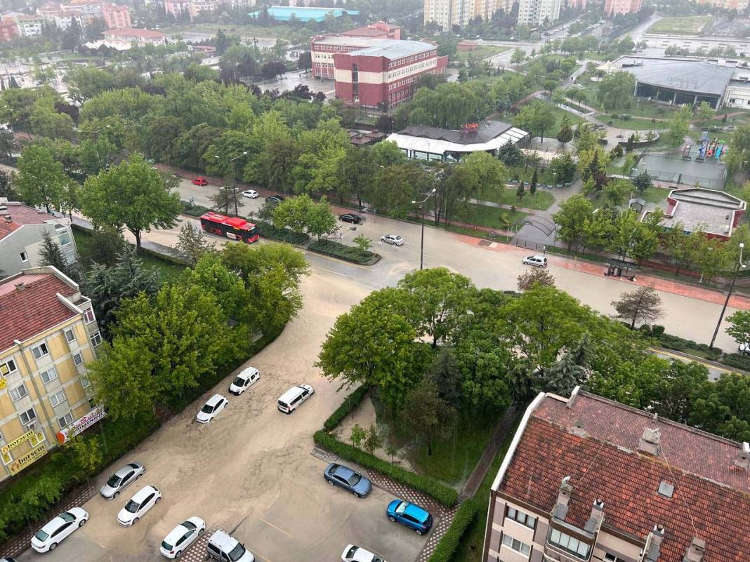 Ankara’da sağanak hayatı felç etti: Yollar göle döndü, metro istasyonu sular altında kaldı 9