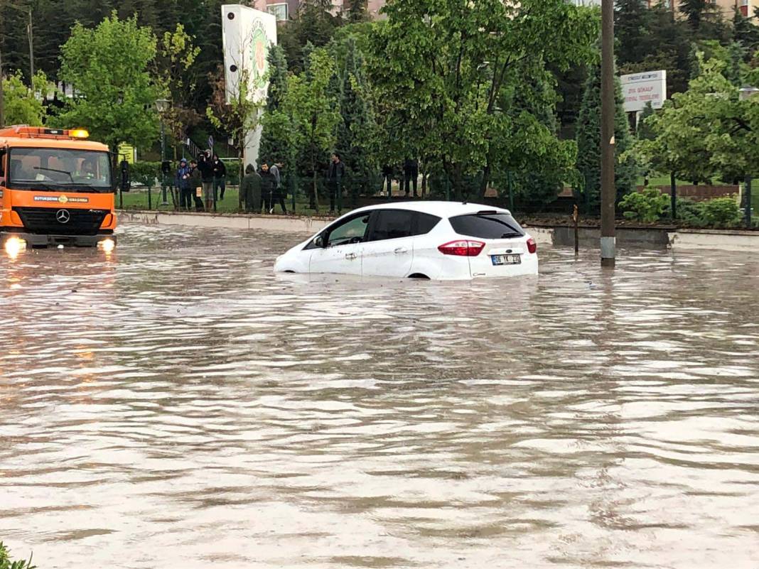 Ankara’da sağanak hayatı felç etti: Yollar göle döndü, metro istasyonu sular altında kaldı 1
