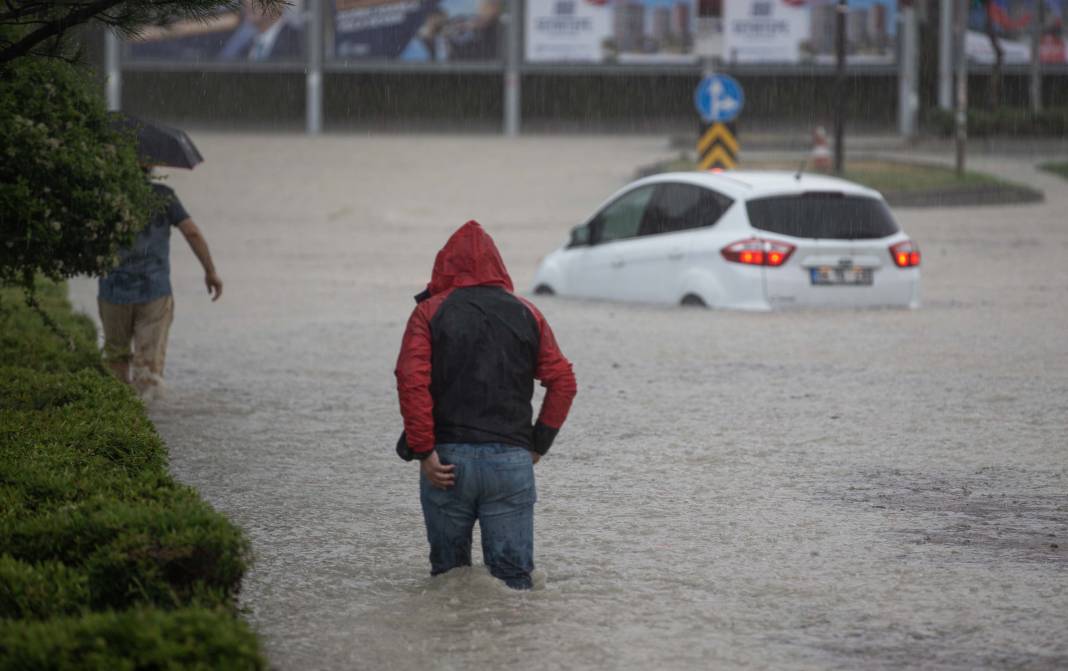Ankara’da sağanak hayatı felç etti: Yollar göle döndü, metro istasyonu sular altında kaldı 19
