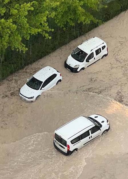 Ankara’da sağanak hayatı felç etti: Yollar göle döndü, metro istasyonu sular altında kaldı 10