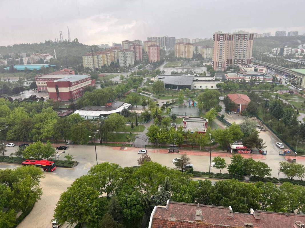 Ankara’da sağanak hayatı felç etti: Yollar göle döndü, metro istasyonu sular altında kaldı 8