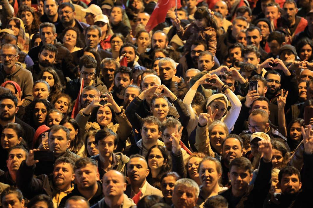 Binlerce İstanbullu Sabiha Gökçen'e akın etti: Saldırıya uğrayan İmamoğlu'na görkemli karşılama 3