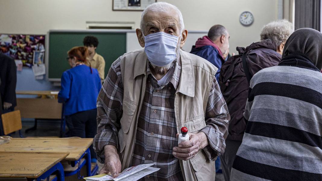 Yurttan seçim manzaraları: Genç yaşlı, yöresel kıyafetli bütün vatandaşlar sandık başında 3