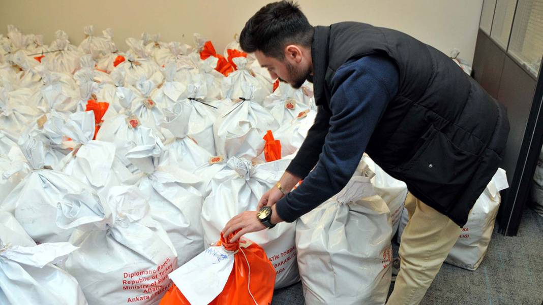 Yurt dışında kullanılan oylar özel çuvallarla Türkiye'de 1