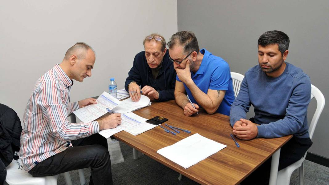 Yurt dışında kullanılan oylar özel çuvallarla Türkiye'de 3