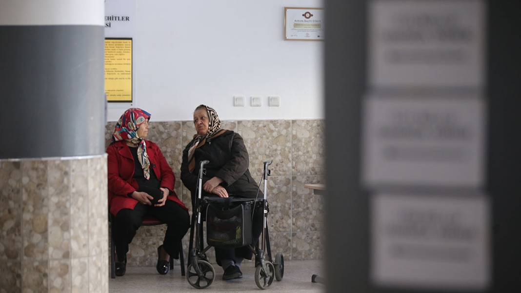 Yurttan seçim manzaraları: Genç yaşlı, yöresel kıyafetli bütün vatandaşlar sandık başında 9