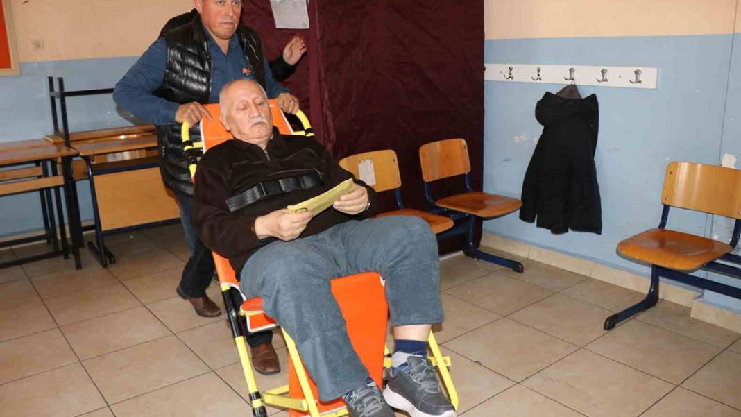 Yurttan seçim manzaraları: Genç yaşlı, yöresel kıyafetli bütün vatandaşlar sandık başında 6