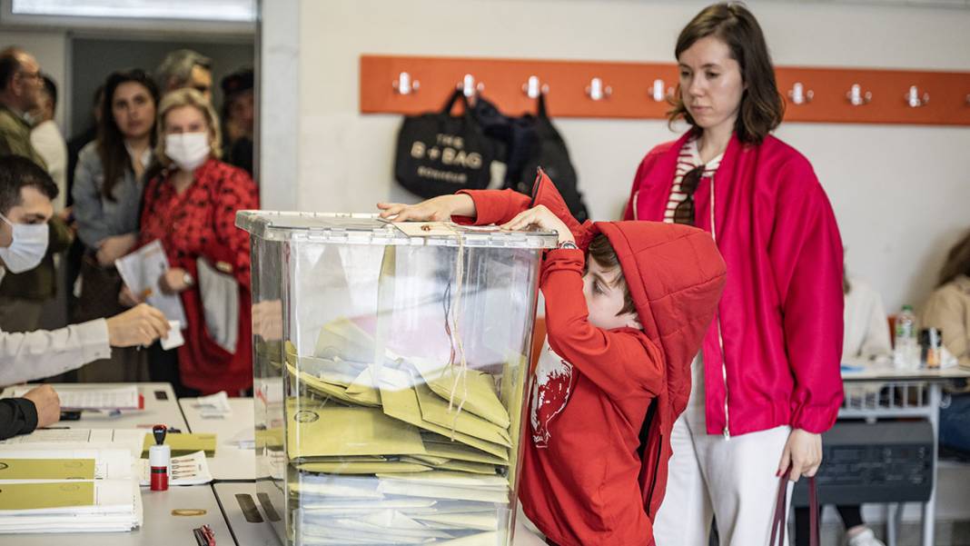 Yurttan seçim manzaraları: Genç yaşlı, yöresel kıyafetli bütün vatandaşlar sandık başında 1