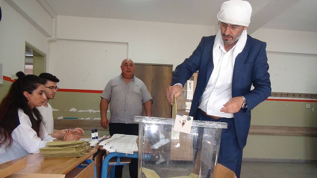 Yurttan seçim manzaraları: Genç yaşlı, yöresel kıyafetli bütün vatandaşlar sandık başında 10