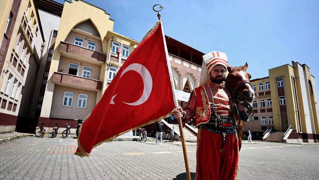 Yurttan seçim manzaraları: Genç yaşlı, yöresel kıyafetli bütün vatandaşlar sandık başında 8