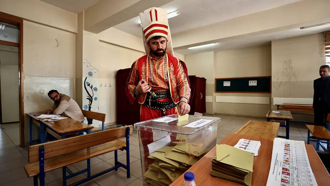 Yurttan seçim manzaraları: Genç yaşlı, yöresel kıyafetli bütün vatandaşlar sandık başında 7