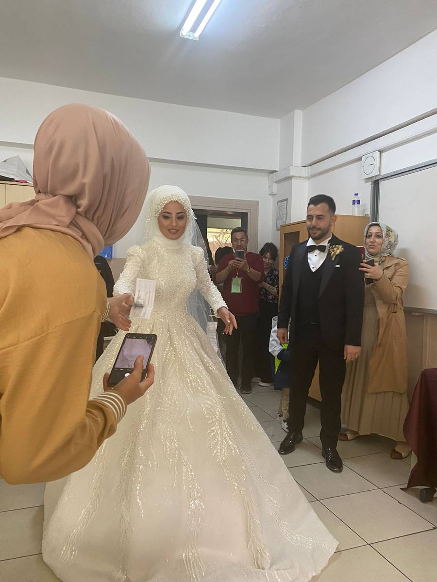 Sandık başından ilginç manzaralar 2