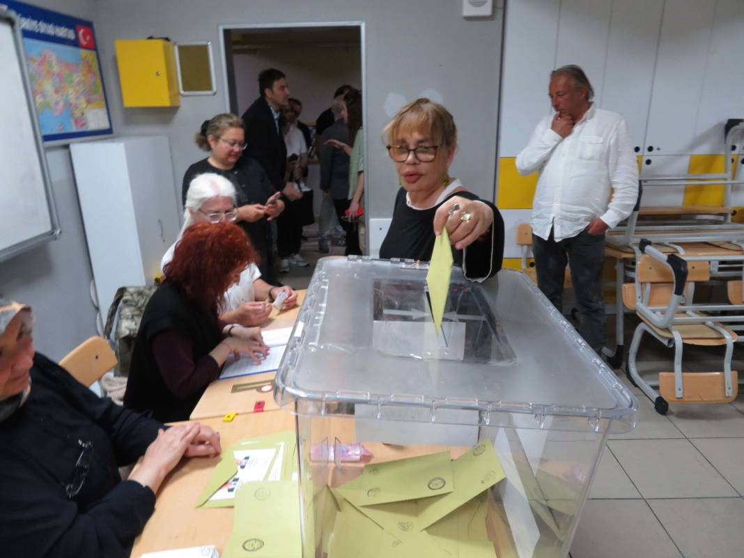 Ünlü isimler sandık başında: Sandığa sarılan, mührü bırakmayı unutan... 13