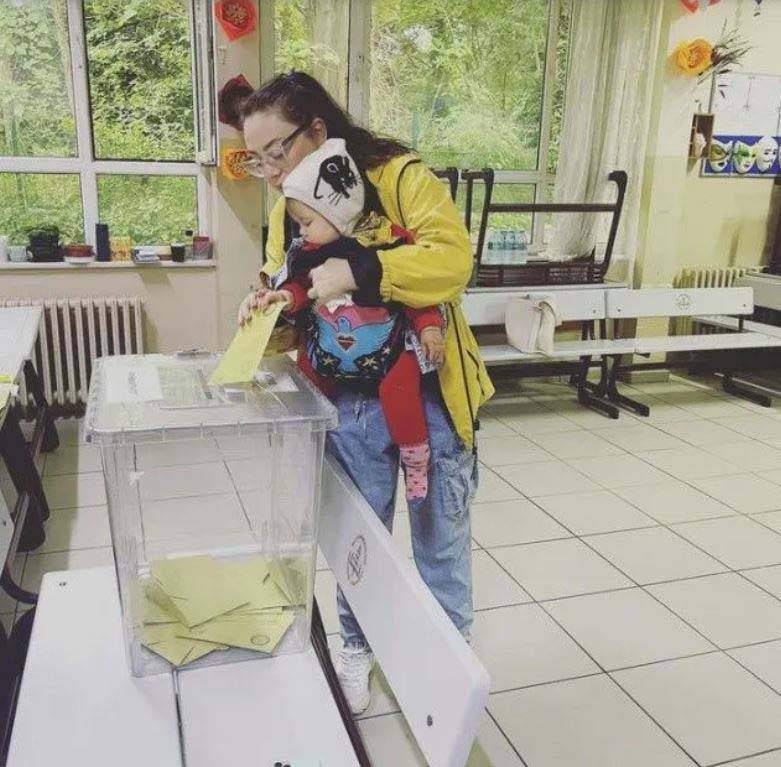 Ünlü isimler sandık başında: Sandığa sarılan, mührü bırakmayı unutan... 5