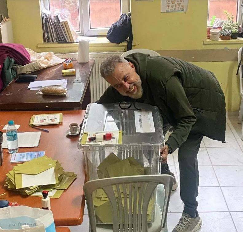 Ünlü isimler sandık başında: Sandığa sarılan, mührü bırakmayı unutan... 4