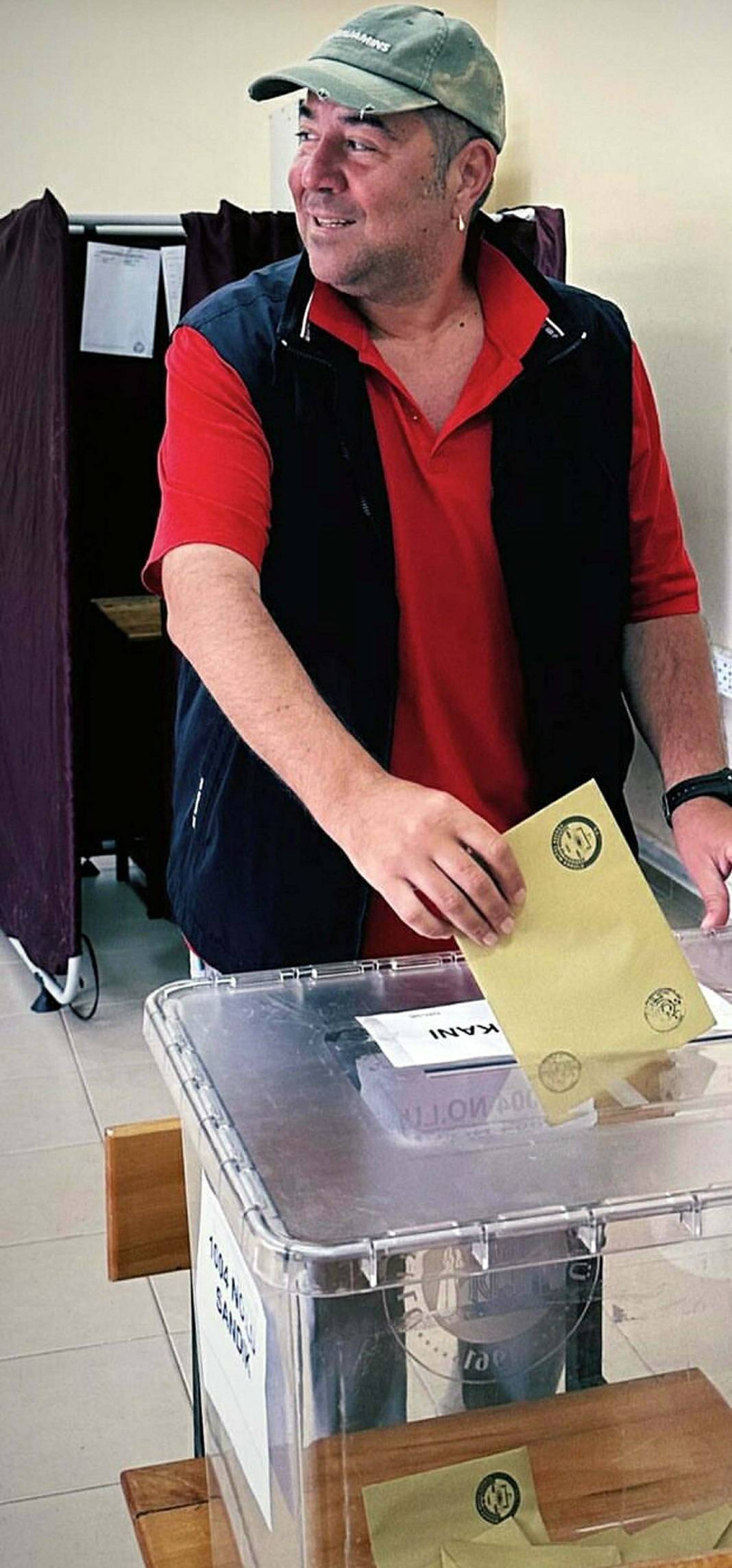 Ünlü isimler sandık başında: Sandığa sarılan, mührü bırakmayı unutan... 12