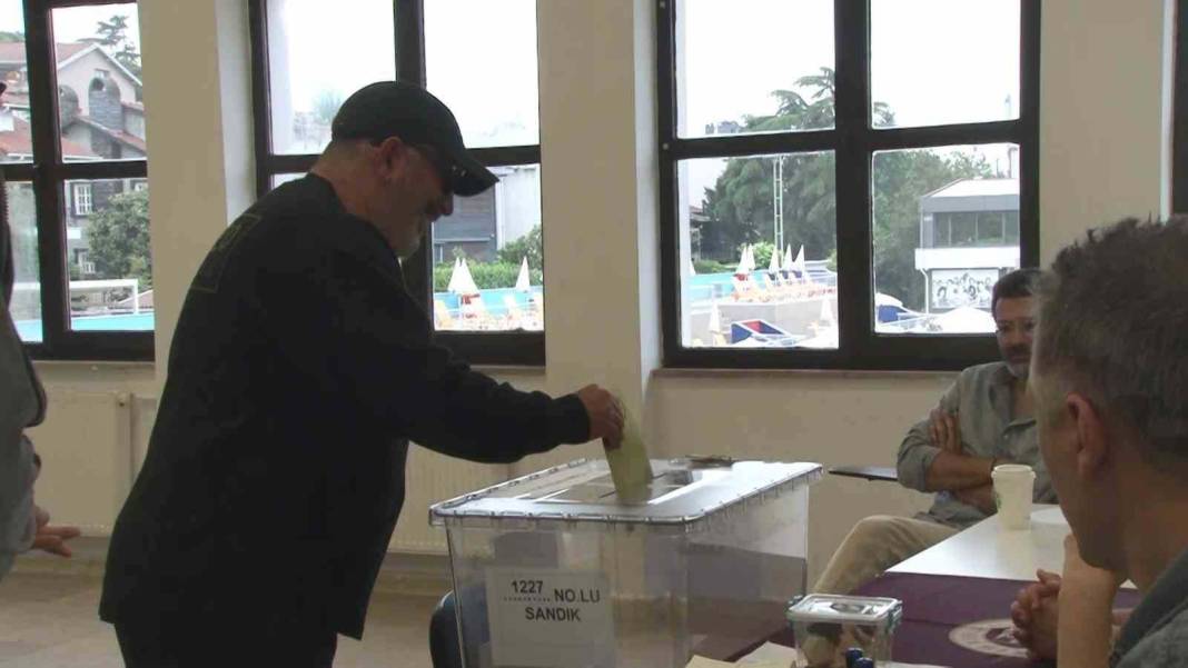 Ünlü isimler sandık başında: Sandığa sarılan, mührü bırakmayı unutan... 2