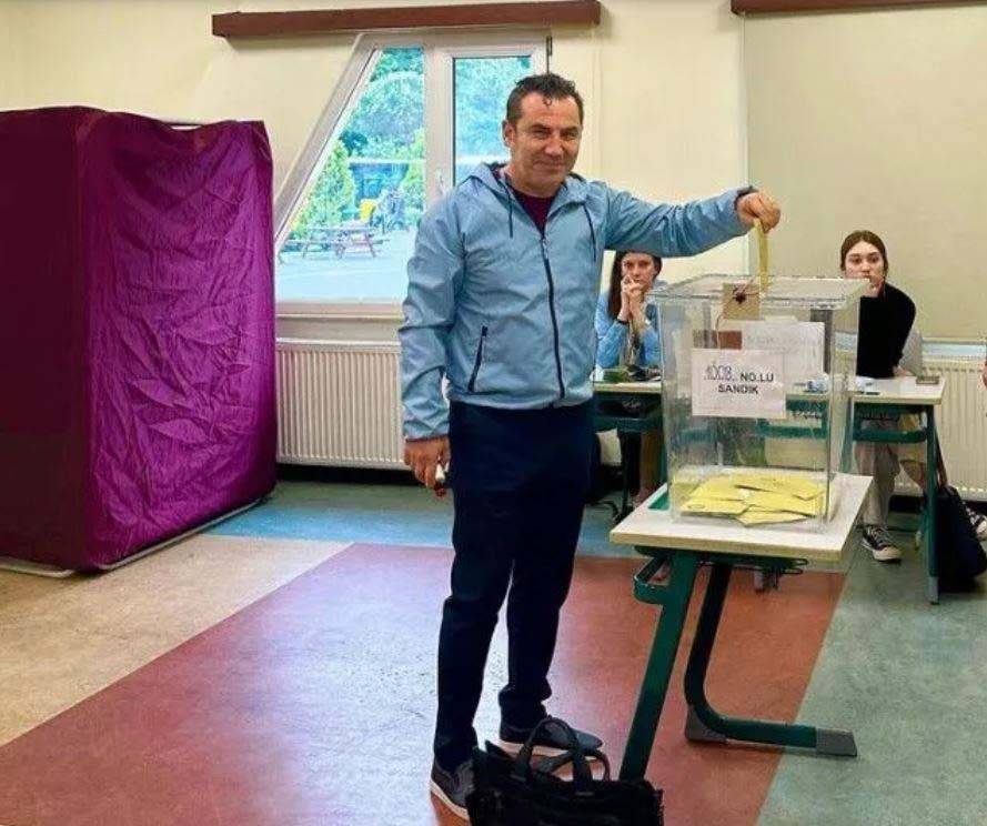 Ünlü isimler sandık başında: Sandığa sarılan, mührü bırakmayı unutan... 14