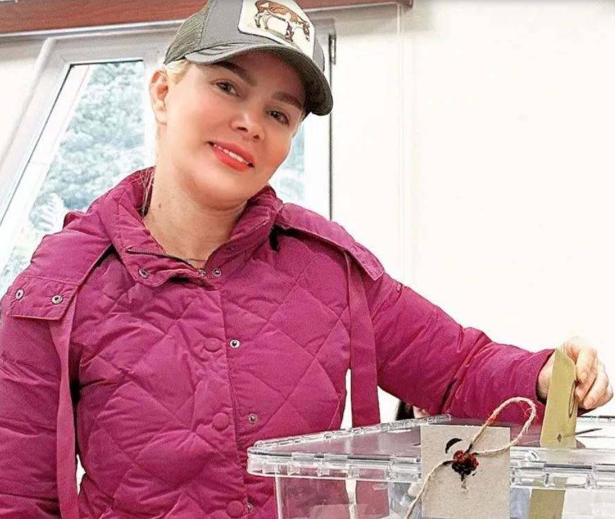 Ünlü isimler sandık başında: Sandığa sarılan, mührü bırakmayı unutan... 9